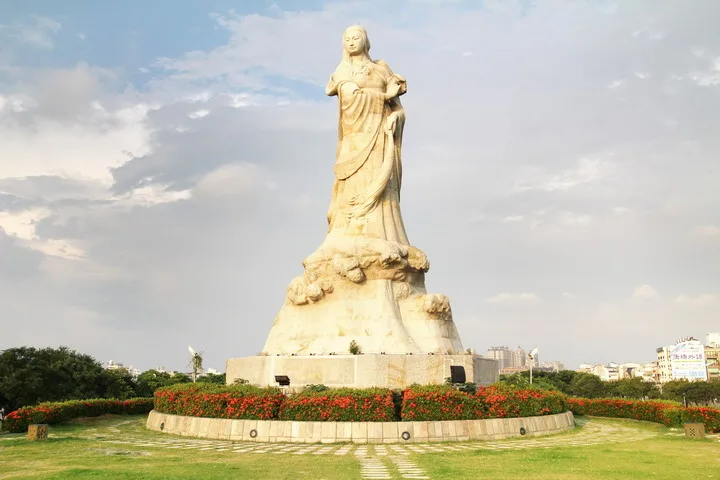 林默娘公園中的雕像造型優美。（取材自臺南市政府影視支援中心網站）