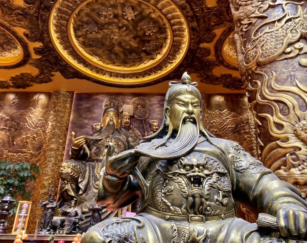 東南亞最高武財神關帝 桃園威天宮環保祭祀求龍銀 1 桃園威天宮的關聖帝君聖像,法像莊嚴。(取材自桃園威天宮FB)
