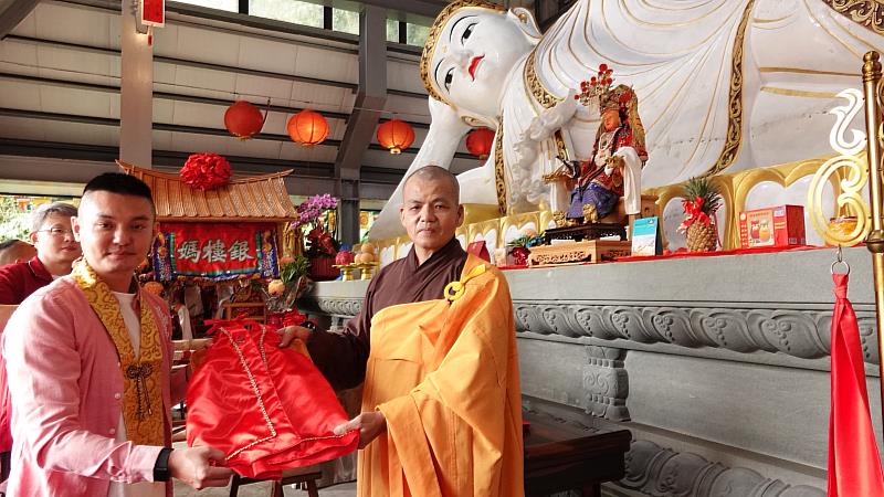 寂光山佛祖與北斗銀樓媽祖跨宗教相會，展現信仰和諧共存。（靈鷲山佛教教團提供）