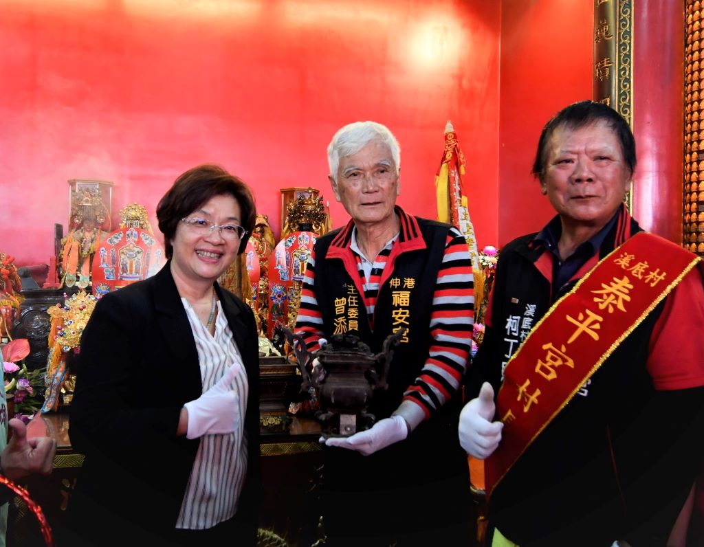 彰化新港十八庄送大爐由15村里（十八庄）參與送大爐的活動，每年都會舉行聖大爐交接典禮。（取材自彰化縣政府網站）