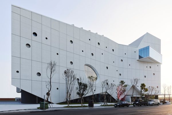 王船文化館除了完整典藏王爺信仰與王船文化，也引進誠品書店及東港特色的美食餐飲。（取材自屏東縣政府文化處網站）