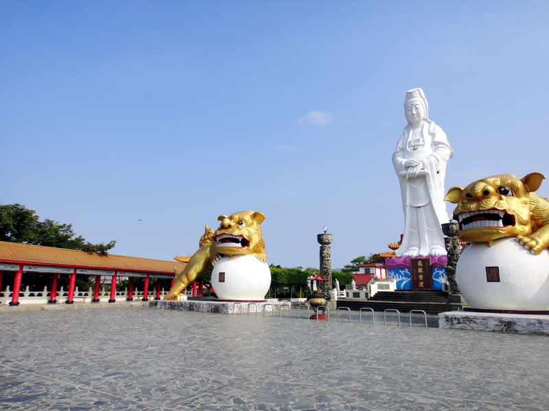 基隆中正公園廣場高達22.5公尺的白色觀音大士像，為基隆市最具代表性的景觀。（取材自基隆市信義區公所網站）