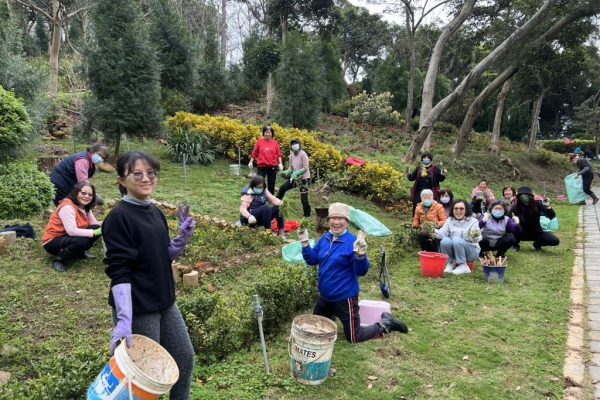 新竹縣政府積極推動宗教場所ESG評鑑，綠美化也是評鑑標準之一，圖為湖口鳳山寺信眾除草、種樹。（取材自新竹縣政府網站）