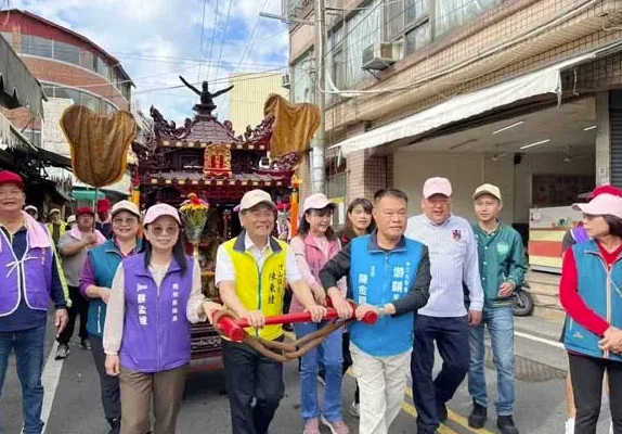 竹山迎媽祖祈福文化節由鎮長陳東睦與當地民代共同扶轎迎媽祖回娘家。（竹山鎮公所提供）