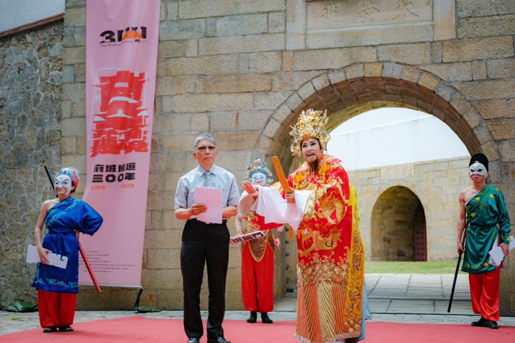 明華園戲劇總團的《城隍巡察錄》，結合大南門實景演出展現古代城隍守護角色。（取材自臺南市政府網站）