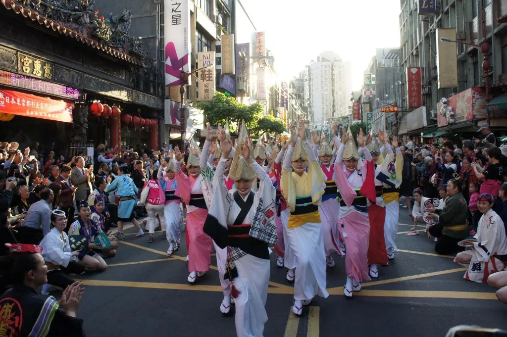 板橋慈惠宮邀請日本百人阿波舞團跨海前來為「板橋媽」祝壽。（取材自板橋慈惠宮FB）