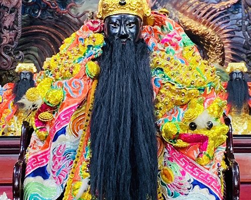 竹圍福海宮主祀輔信王公，香火鼎盛，金身經祝融不敗。（取材自竹圍福海宮輔信王公網站）