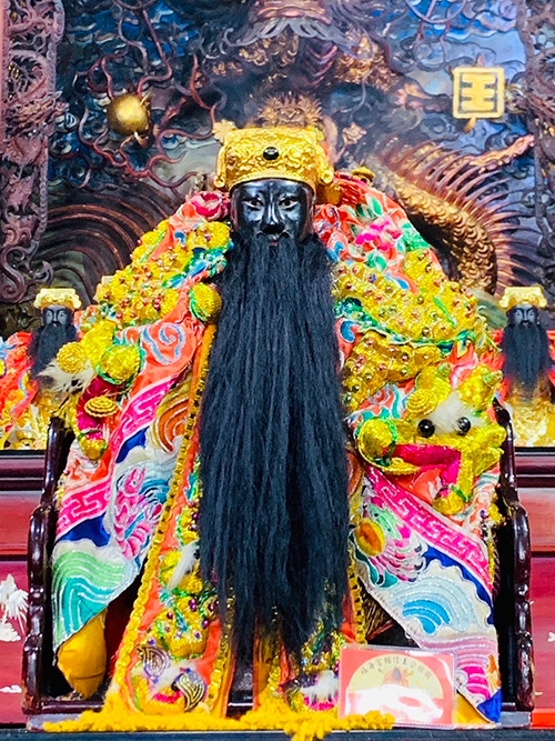 竹圍福海宮主祀輔信王公，香火鼎盛，金身經祝融不敗。（取材自竹圍福海宮輔信王公網站）