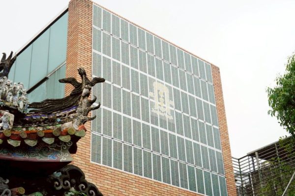 艋舺龍山寺以傳統宮廟注入永續新思維進行發展，導入軟式太陽能板節省能源。（取材自臺北市政府網站）