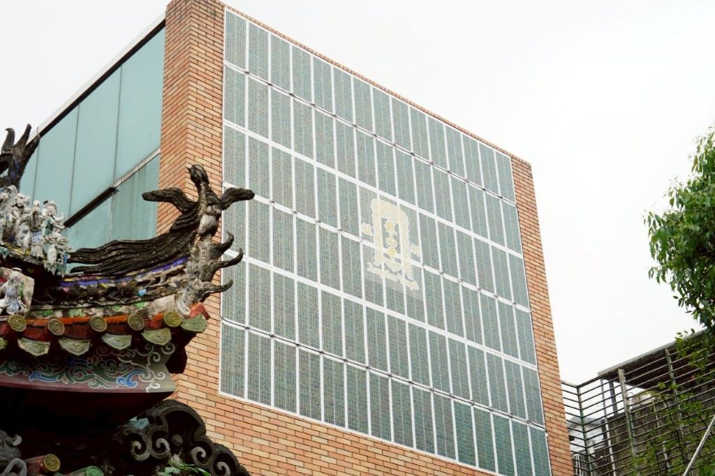 艋舺龍山寺以傳統宮廟注入永續新思維進行發展，導入軟式太陽能板節省能源。（取材自臺北市政府網站）