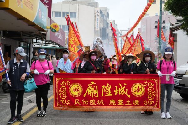 馬公城隍廟遶境活動沿途受到信眾熱烈歡迎，熱鬧非凡。（取材自澎湖縣政府網站）