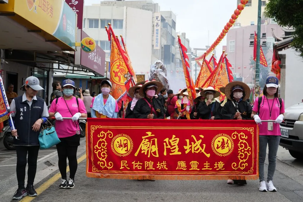 馬公城隍廟遶境活動沿途受到信眾熱烈歡迎，熱鬧非凡。（取材自澎湖縣政府網站）