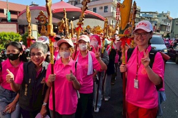 來自國際的信眾穿戴今年專屬行腳裝備，實地體驗「36執事」傳統陣頭儀式。（取材自新北市政府網站）