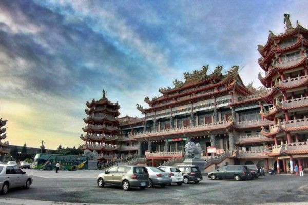彰化縣芳苑普天宮建築氣勢恢弘。（取材自芳苑普天公FB）