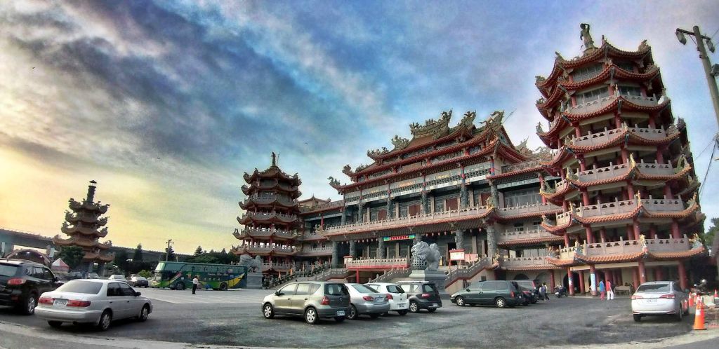 彰化縣芳苑普天宮建築氣勢恢弘。（取材自芳苑普天公FB）

