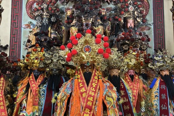 東勢巧聖仙師祖廟主祀巧聖仙師，並配祀泥水工程業祭拜的荷葉仙師與鋼鐵工匠業祭拜的爐公仙師。（取材自台中東勢巧聖仙師開台祖廟FB） 1