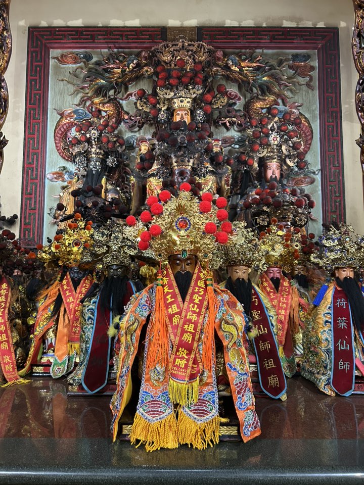 東勢巧聖仙師祖廟主祀巧聖仙師，並配祀泥水工程業祭拜的荷葉仙師與鋼鐵工匠業祭拜的爐公仙師。（取材自台中東勢巧聖仙師開台祖廟FB）