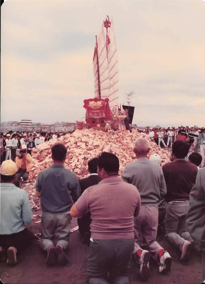 嘉義布袋嘉應廟民國73年作醮時的歷史照片，盛況空前。（取材自嘉義布袋嘉應廟官網FB）