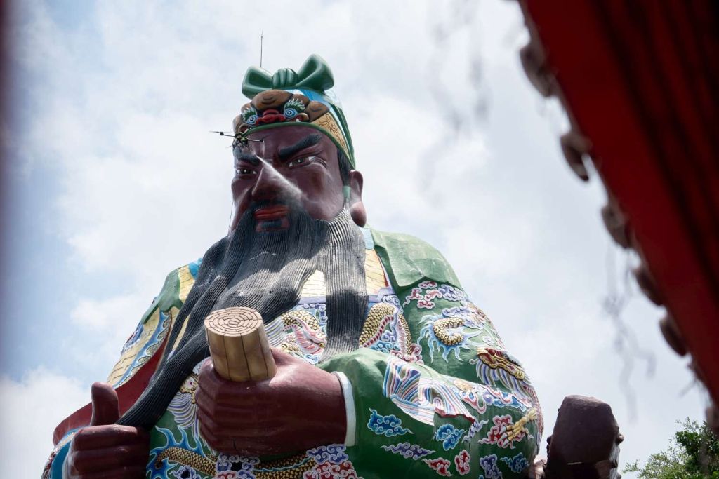 普天宮的關聖帝君神像是新竹市重要地標，透過無人機進行精準清洗。（取材自新竹市政府網站）