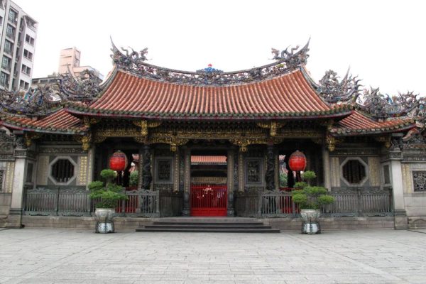 位於臺北市萬華區的艋舺龍山寺聞名中外。（財團法人台北市艋舺龍山寺）