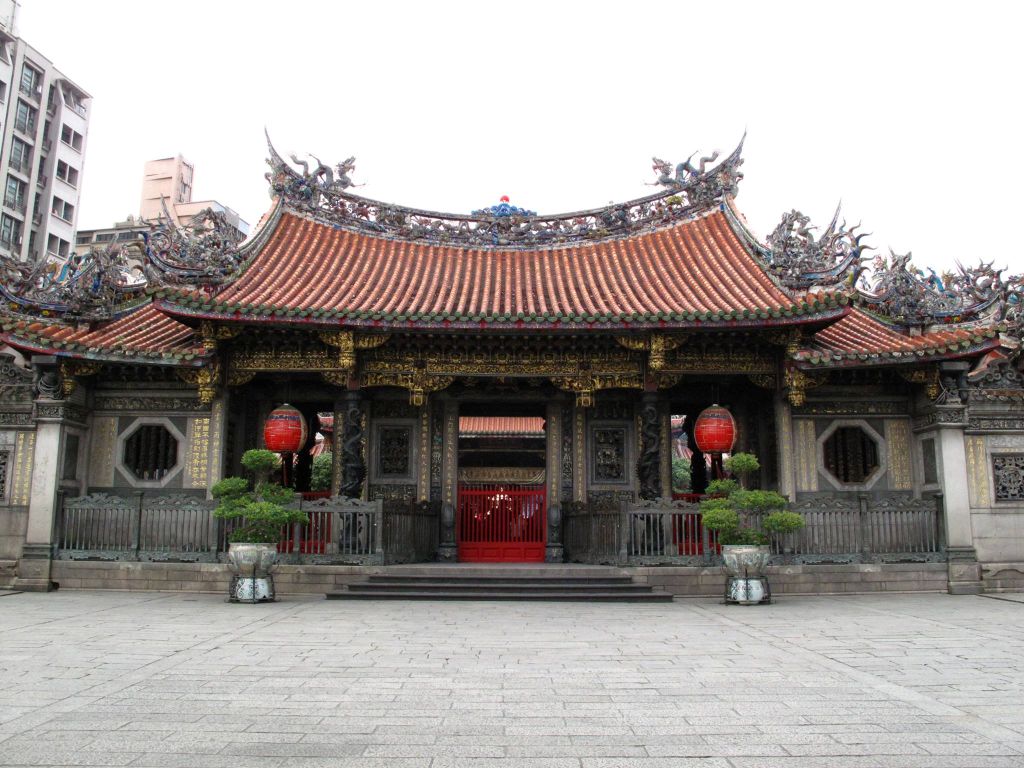 位於臺北市萬華區的艋舺龍山寺聞名中外。（財團法人台北市艋舺龍山寺）