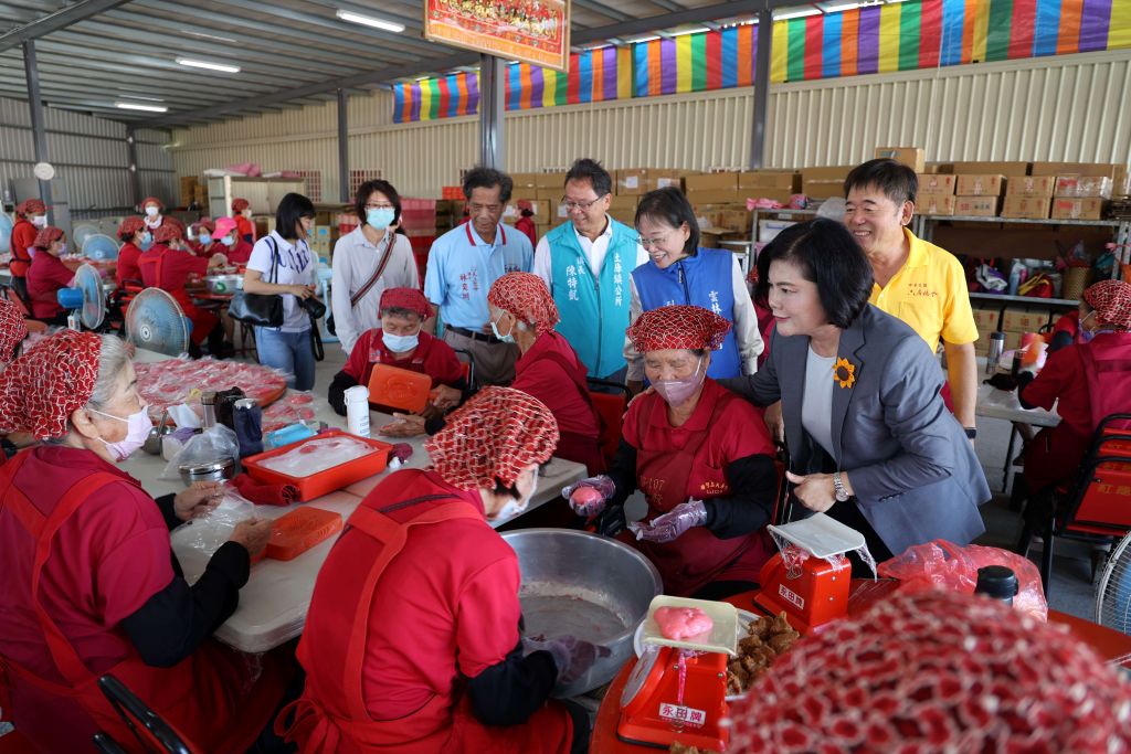 六房媽過爐滿月宴席，「紅龜粿志工班」婆婆媽媽們熱情製作紅龜粿。（取材自雲林縣政府網站）