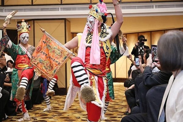 嘉邑城隍廟吉勝堂家將在吉隆坡觀光推介會上展現臺灣傳統陣頭魅力。（取材自嘉義城隍廟國定古蹟FB）