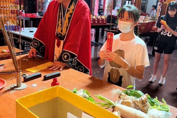 考試代表人生的重要階段轉換，桃園鎮撫宮有不少考生虔誠參加。（取材自桃園市政府網站）