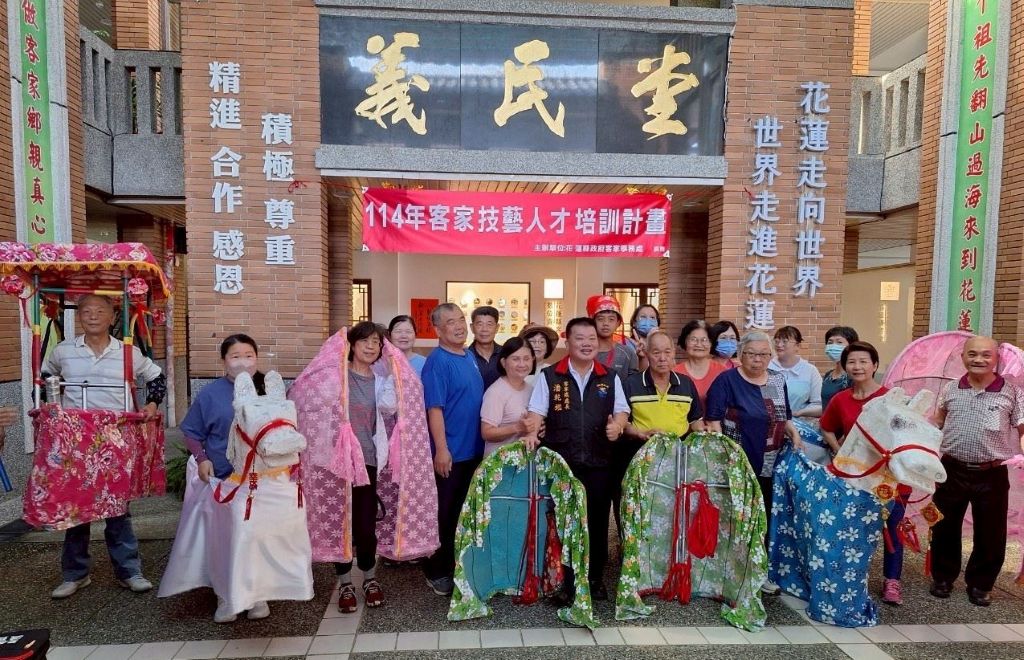 藝陣研習課程透過實作學習與互動體驗，帶動客家文化的傳承及創新。（取材自花蓮縣政府網站）