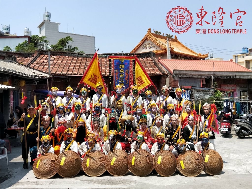東港下頭角宋江陣是「開面」宋江陣，千歲爺遶境結束要入王府安座時，由他們排班廣場兩旁，在隊伍可看見顯眼的「溫」字旗。（取材自東港東隆宮國定民俗東港迎王FB）
