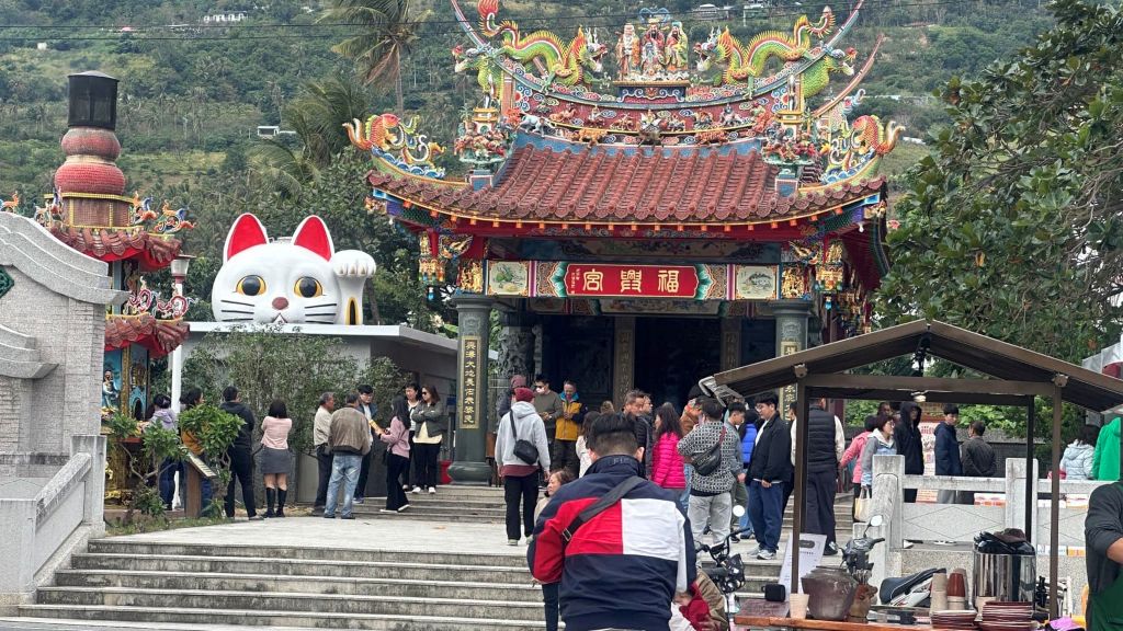 太麻里有雷門 福興宮巨無霸招財貓土地公特色吸睛 1 來到臺東縣太麻里的福興宮,遠遠就能看見舉著貓爪向遊客打招呼的「巨無霸招財貓」。(取材自太麻里福興宮招財貓土地公FB)