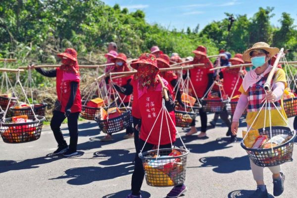 「挑飯擔祭祖靈」活動展現早期農村社會對亡者的追思與敬意。（取材自雲林縣政府網站）」