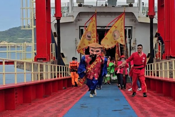 桃園市八德龍山寺日前舉行盛大的「回馬祖遶境參香」活動。（取材自桃園八德龍山寺—五靈公FB）