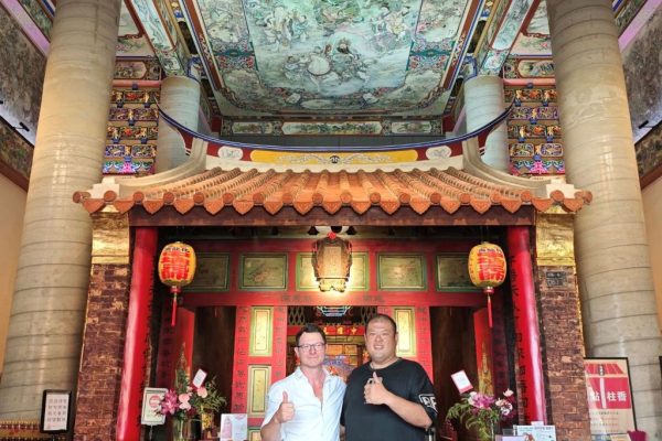 美國費城聖約瑟夫大學助理教授冉安仁至龍水化龍宮謁祖、取香灰，將在美國延續香火。（取材自龍水化龍宮Long Shui Hua Long Gong Temple FB）