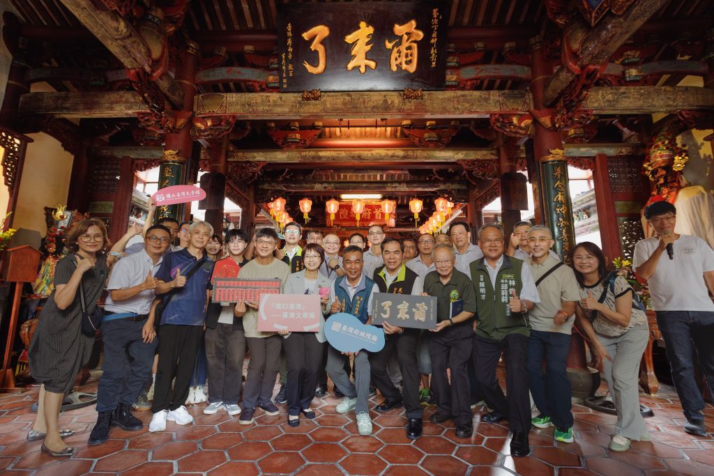 府城隍廟擁有超過350年的歷史，其中「爾來了」匾額更是深具勸世警惕、恩威並濟的意義，代表臺灣參加關西世博活動。（取材自國立臺灣文學館網站）