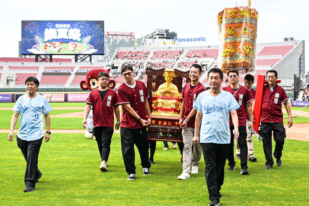 中壢仁海宮媽祖看棒球 民眾喜鑽轎腳 1 中壢仁海宮媽祖神尊進場觀賽,推動宗教慶典及文化廟會轉型。(取材自桃園市政府網站)