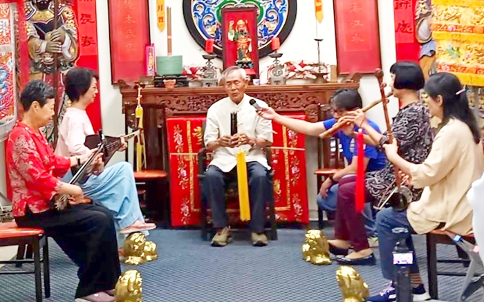 走進金門古蹟看傀儡戲敬天祈福 8月底前總兵署傳藝表演輪番登場 1 清金門鎮總兵署在夏夜裡展演傳統藝術。(金門縣文化局提供)