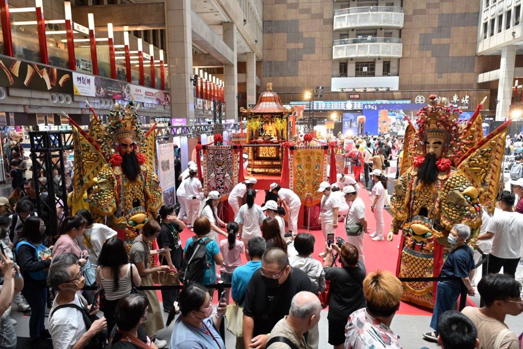 「第三屆萬佛揚善．百萬神知識」啟動儀式開放民眾鑽神轎祈福，祈求平安吉祥，吸引眾多信眾參與，場面熱鬧莊嚴。（取材自桃園景福宮FB）