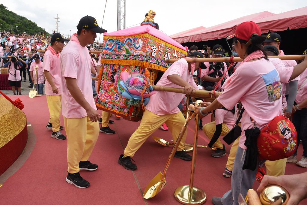山邊媽祖宮前後籌備12年終於舉行動土典禮，山邊媽神轎特別加持典禮。（取材自苗栗縣政府網站）