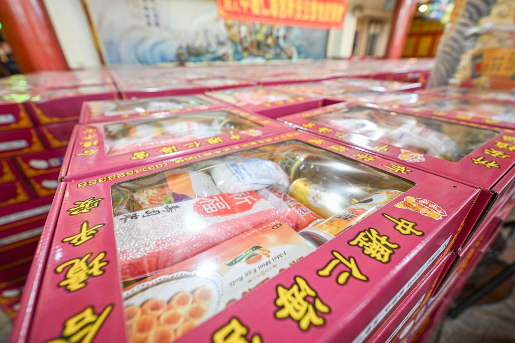 中元普渡桃市19間宮廟捐贈公益物資支持「食享冰箱」，幫助更多弱勢族群，凝聚社會力量。（取材自桃園市政府網站）