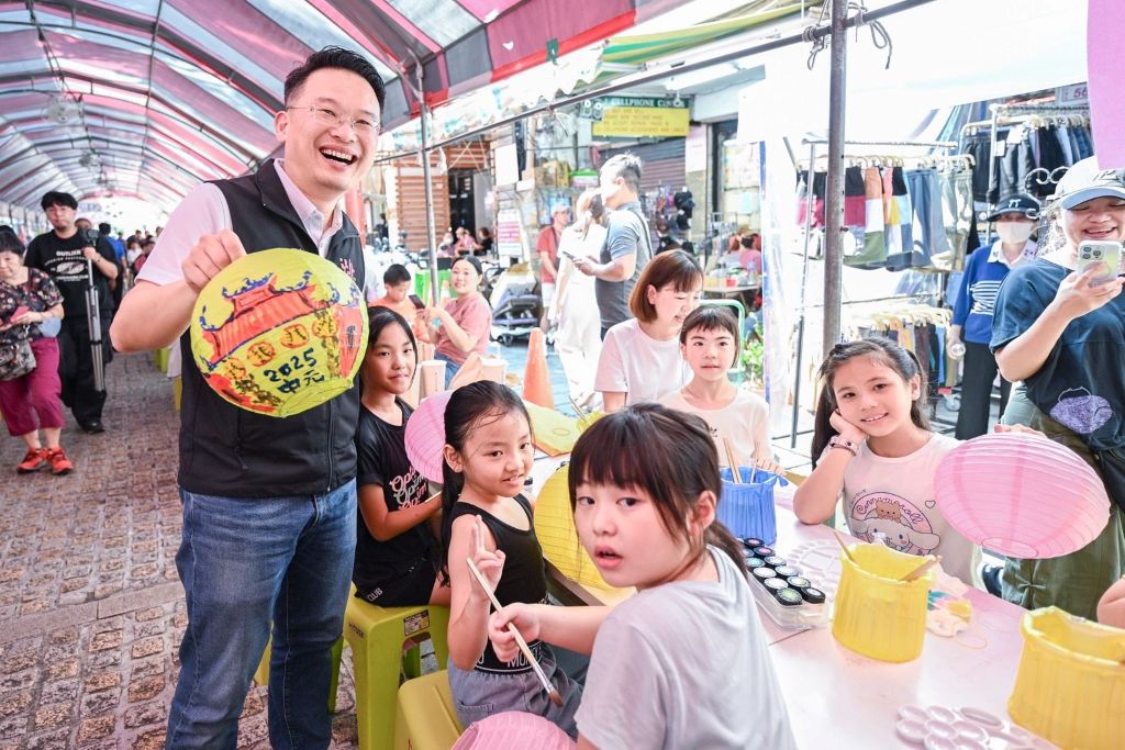 桃園中壢仁海宮日前舉行與樂天桃猿合作的「慶讚中元親子趣味彩繪燈籠活動」，讓小朋友盡情發揮創意親手彩繪的水燈，成為水燈排遶境時的作品。（取材自桃園市政府網站）