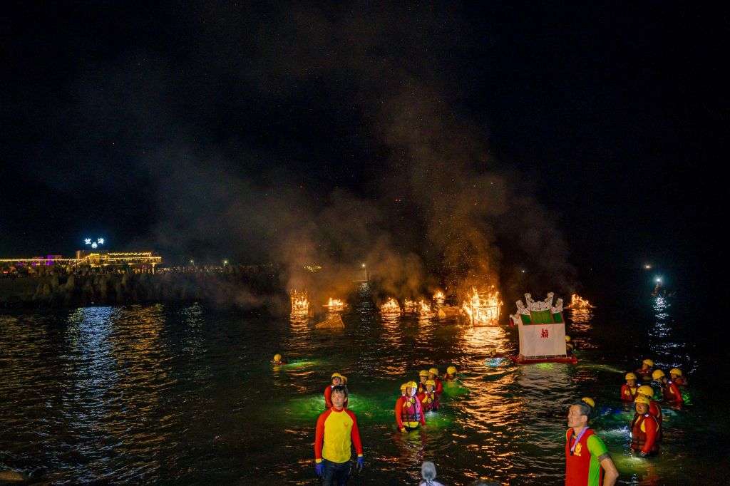 每年鷄籠中元祭放水燈遊行是重頭戲，放水燈的儀式更是活動高潮之一。（取材自鷄籠中元祭FB）