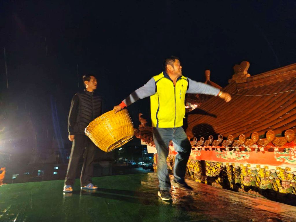 「崙背水汴頭跌（跋）米籮」是每年新春農曆元宵節由崙背鄉水汴頭社區主辦的民俗活動，此項習俗歷史悠久，更是崇賢寺獨有的信仰習俗。（取材自雲林縣政府網站）