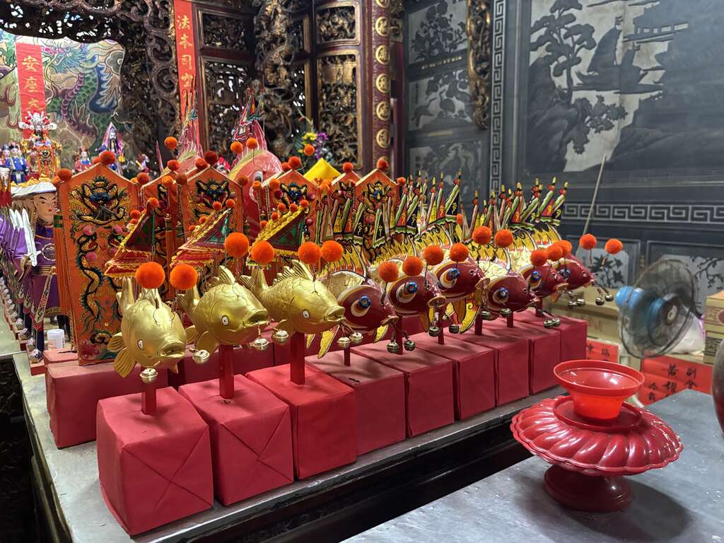 西港香96村莊盛事 鯉魚公逢3年回廟充電 1 西港香舉行時,可以看見信眾帶鯉魚公回廟中充電的巨大排場。(取材自臺南旅遊網網站)