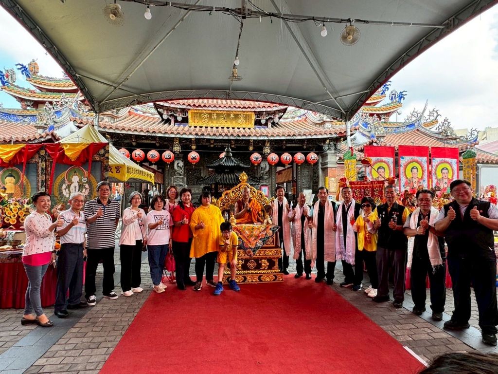 寶光宮媽祖出巡首見佛道合一科儀 特邀覺囊派海外法主灌頂 1 覺囊派海外法主─嘉察法王親臨樂成宮主持「釋迦牟尼佛隨喜灌頂」,受到信眾歡迎。(取材自寶光宮 天上聖母FB)