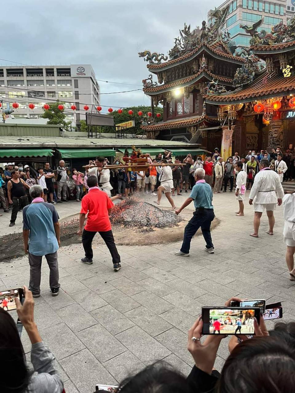 新莊保元宮「弄過火」撒檀香粉 中壇元帥聖誕儀式遵循傳統 4 1025