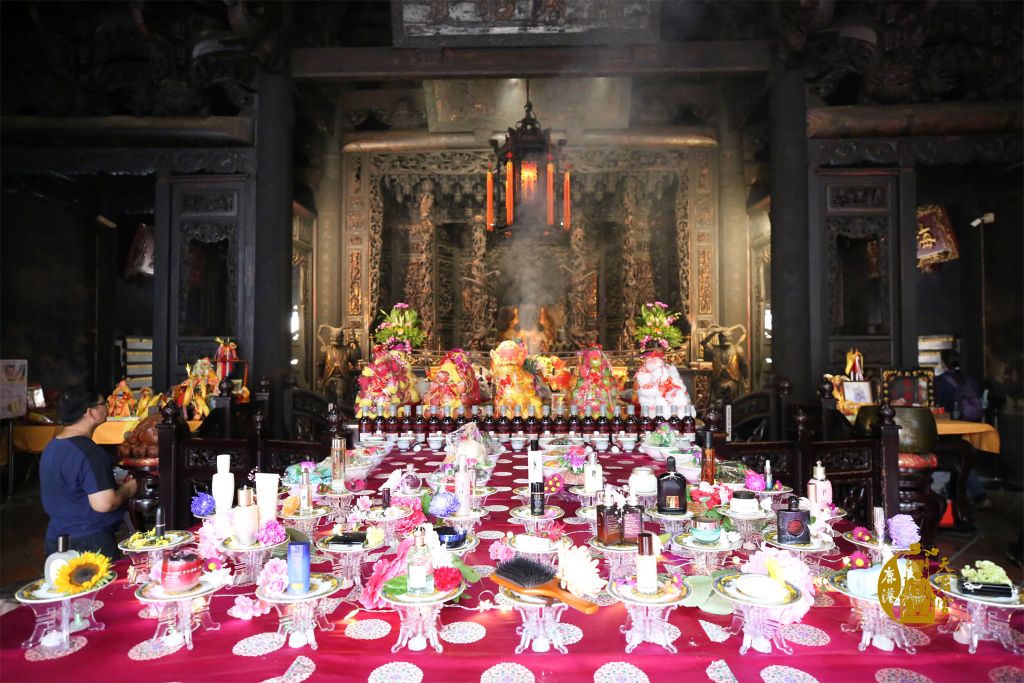 鹿港天后宮「媽祖得道昇天日」另類結緣品 民眾搶購「保庇美妝品」 1 鹿港天后宮在「媽祖得道昇天日」特別準備「花粉桌」進行供奉。(取材自鹿港天后宮FB)