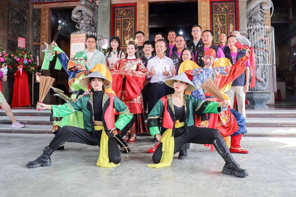 嘉義「水上香火祭」 慶英濟夫人聖誕獲頒「澤被蒼生」匾 1 嘉義縣政府致贈匾額「澤被蒼生」,感謝英濟夫人(張姑婆媽)庇佑水上鄉多代鄉親。(取材自嘉義縣政府網站)