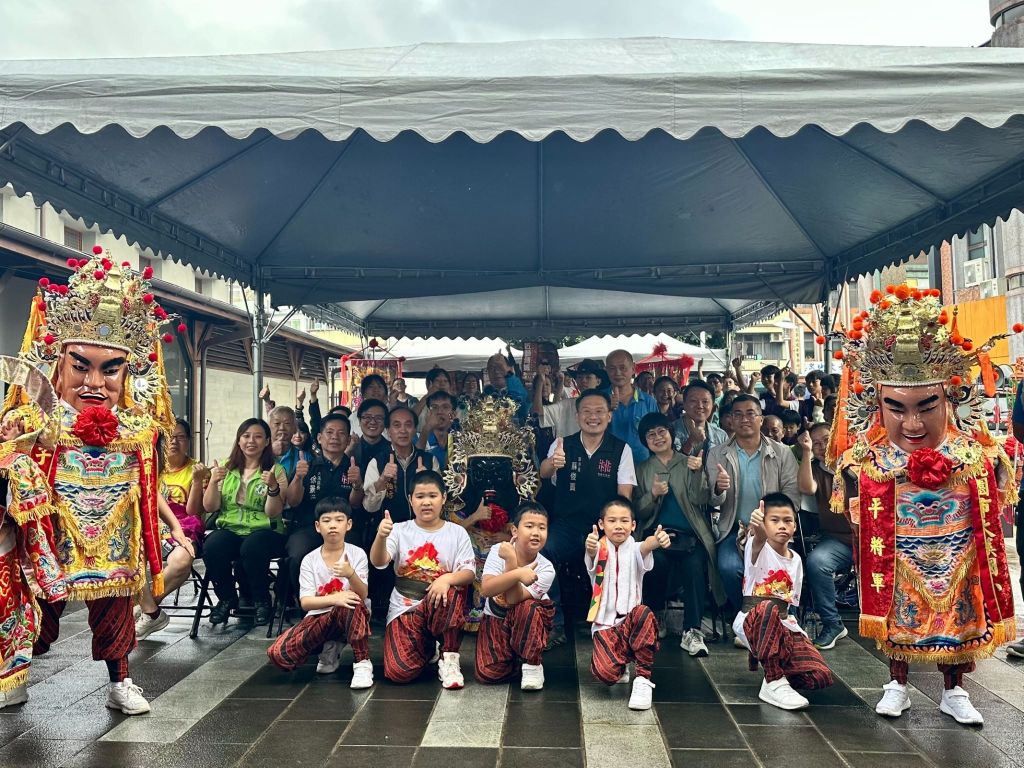 大溪社頭文化百年傳承 扛神將等民俗融入生活日常 1 「匠藝傳城-大溪社頭文化傳承成果展演」展現地方文化推廣與世代傳承的重要成果。(取材自桃園縣政府網站)