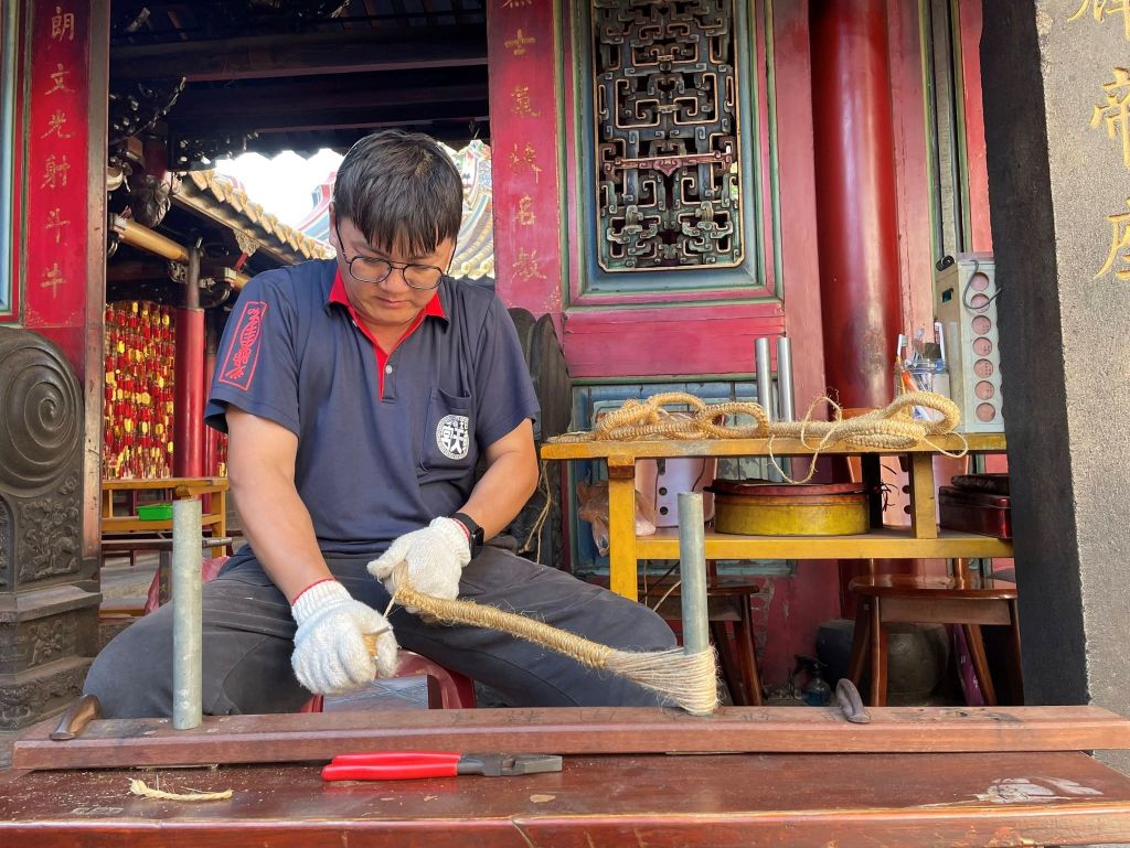 北港朝天宮神轎轎索 手製技術無比珍貴 1 北港朝天宮媽祖出巡時轎子上所需使用的轎索,全以手工製作。(取材自北港朝天宮FB)